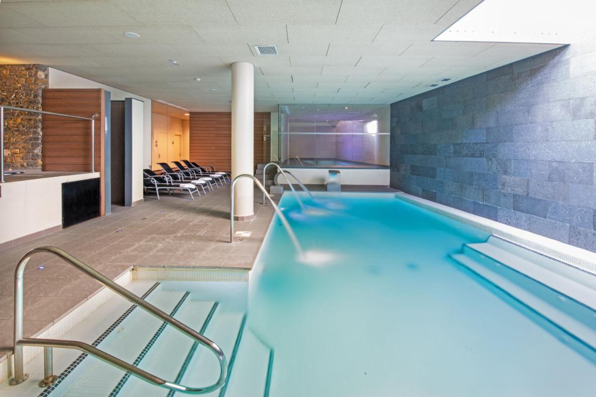una gran piscina en un edificio en Aparthotel Trainera, en Esterri d'Àneu