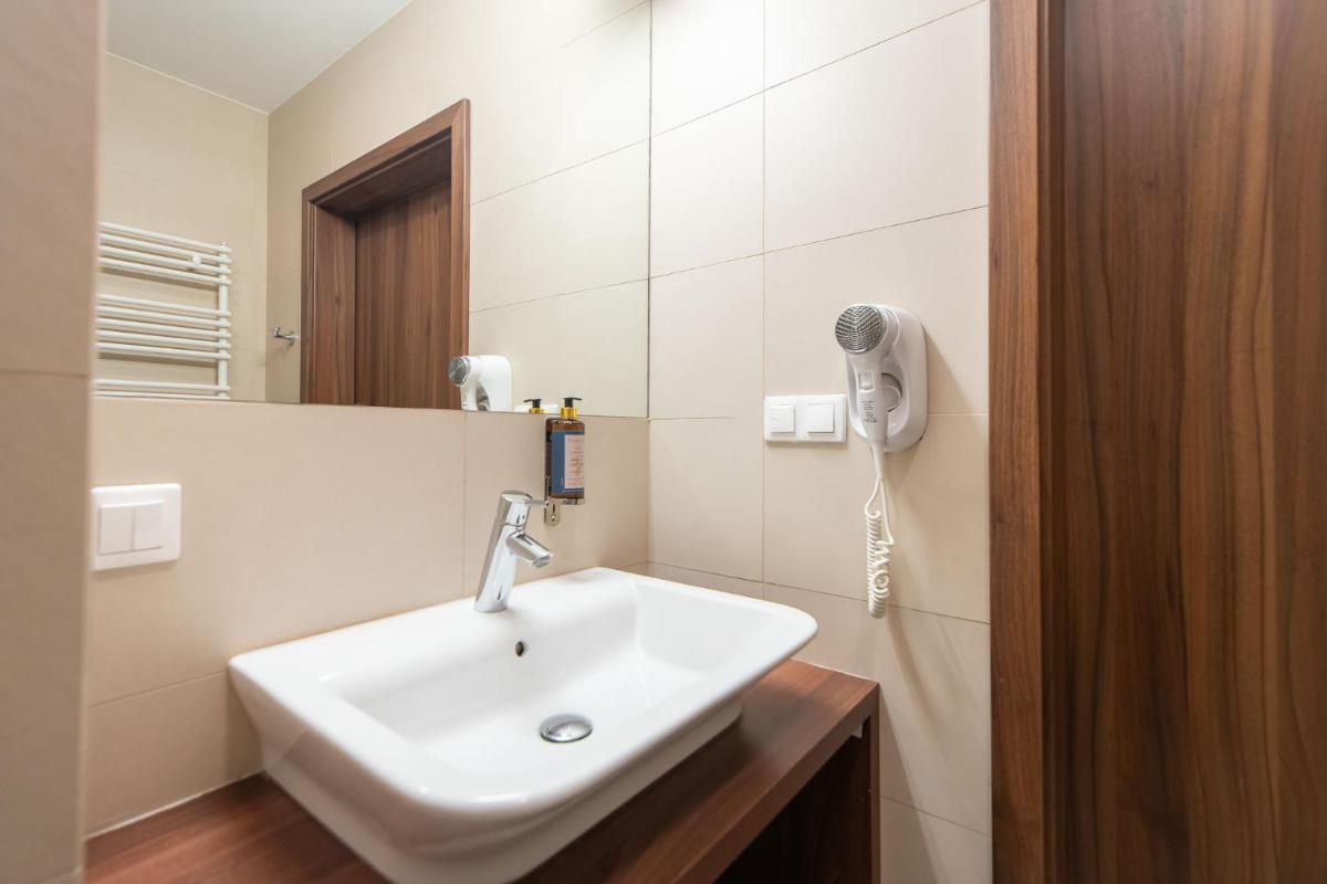 W Rent like home - Hotel Room 210 - Housity