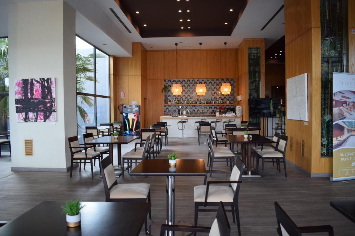 Un restaurante o sitio para comer en AZZ Valencia Congress Hotel & Spa