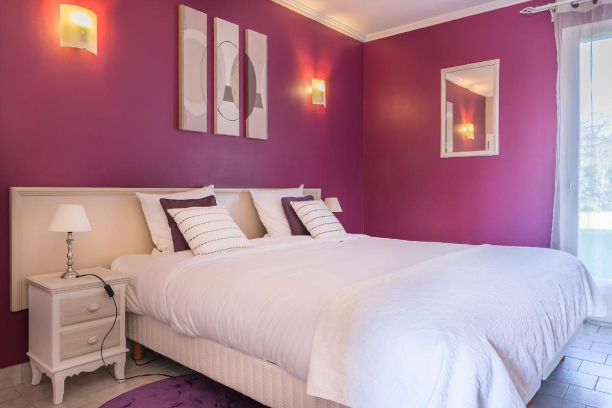 Un ou plusieurs lits dans un hébergement de l'établissement Logis Hotel Le Nuage