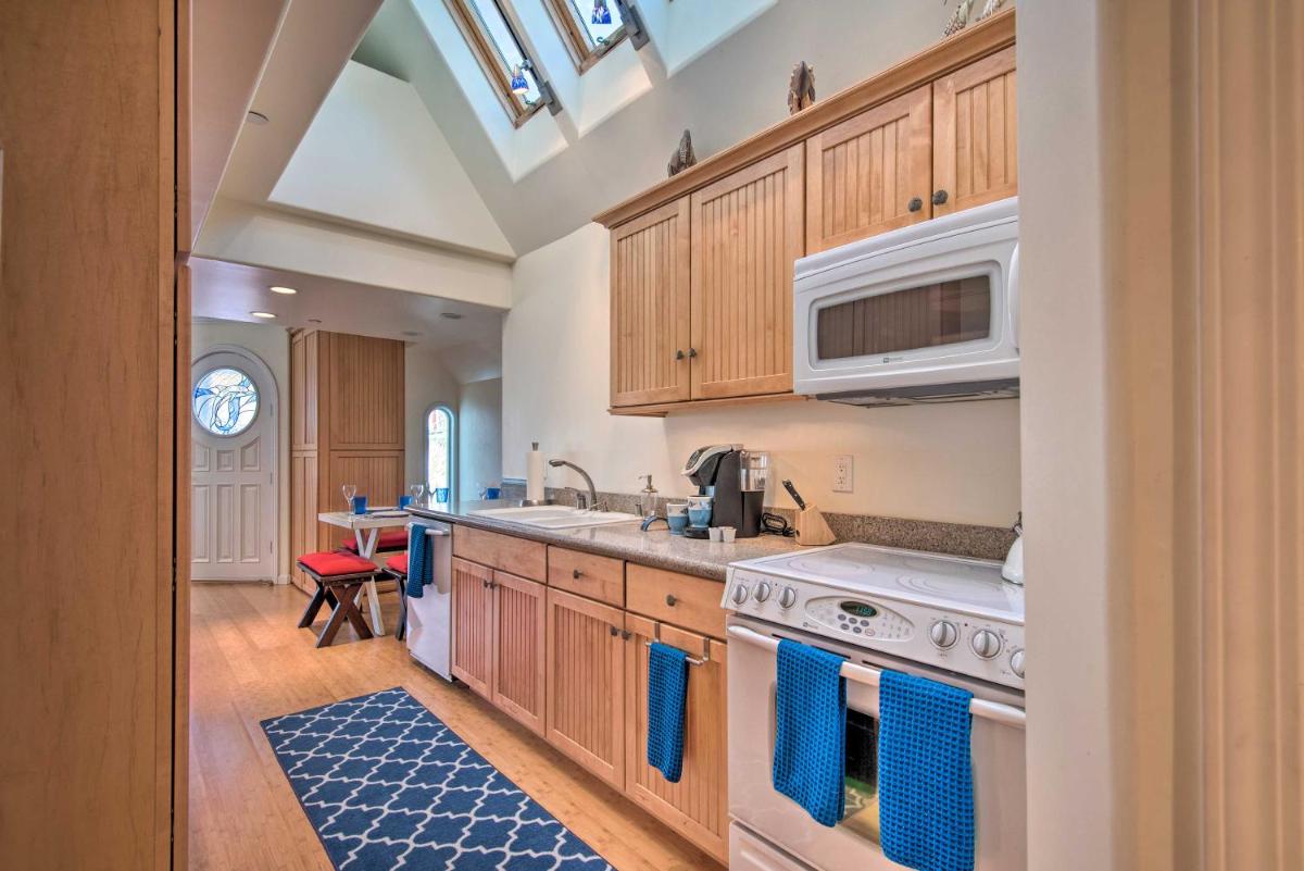 Catalina Island Home Walk to Main Street Beach! - Housity