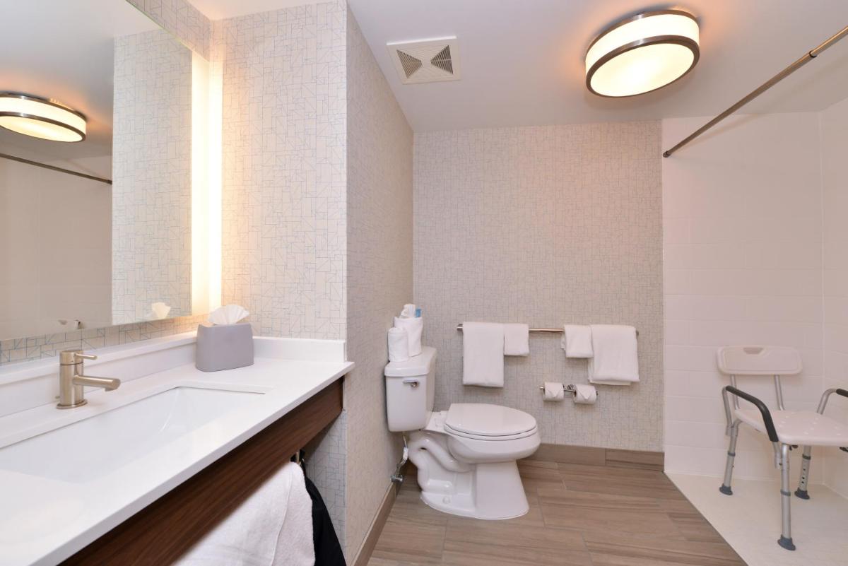 Holiday Inn Express Hotel & Suites Indianapolis Dtn-Conv Ctr, an IHG Hotel - Housity