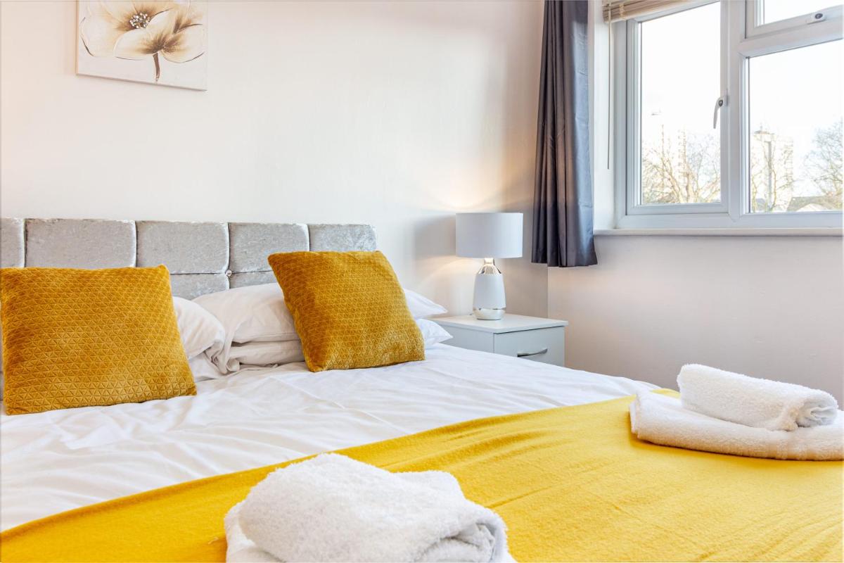 4 Bedrooms Cosy Family Home, Super-Fast Wi-Fi, Free Parking, The Saddlers Gateway - Housity