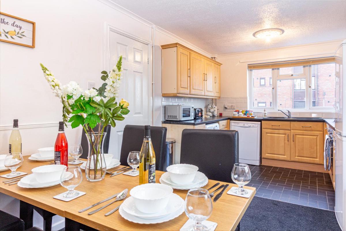 4 Bedrooms Cosy Family Home, Super-Fast Wi-Fi, Free Parking, The Saddlers Gateway - Housity