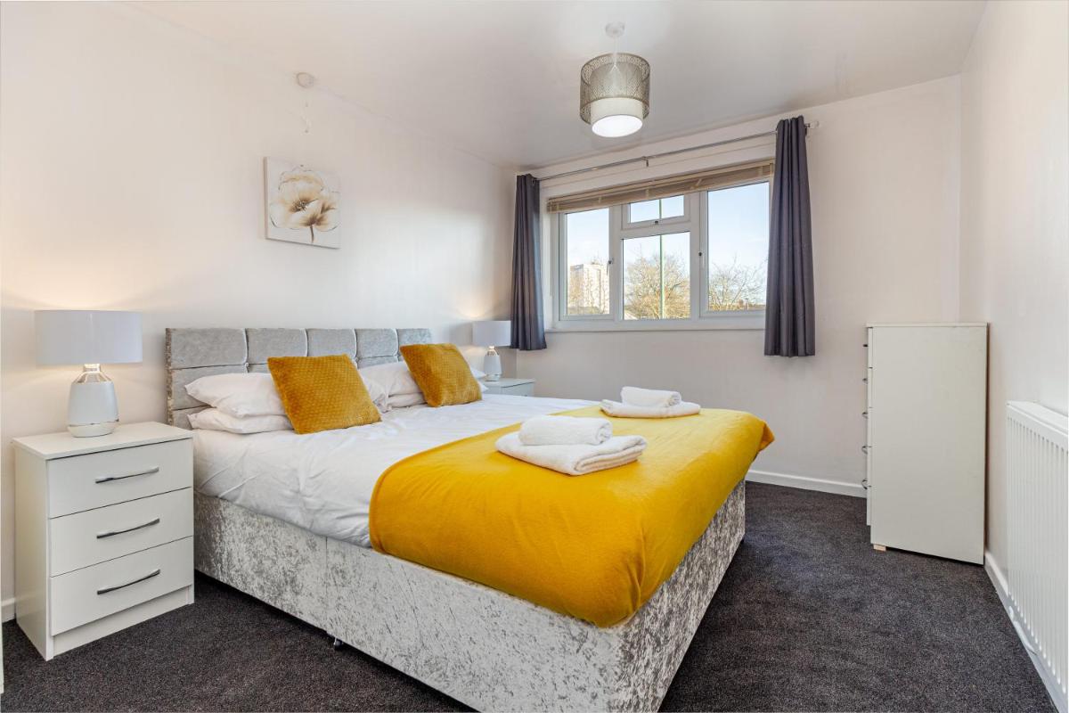 4 Bedrooms Cosy Family Home, Super-Fast Wi-Fi, Free Parking, The Saddlers Gateway - Housity