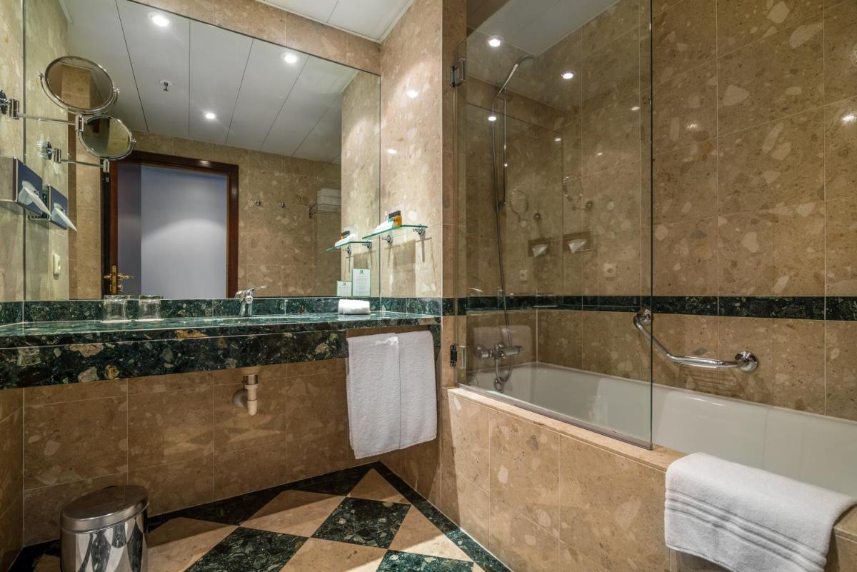 Uma casa de banho em Holiday Inn Porto Gaia by IHG