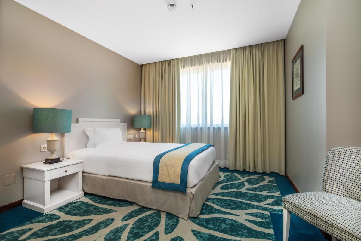 Uma cama ou camas num quarto em Holiday Inn Porto Gaia by IHG