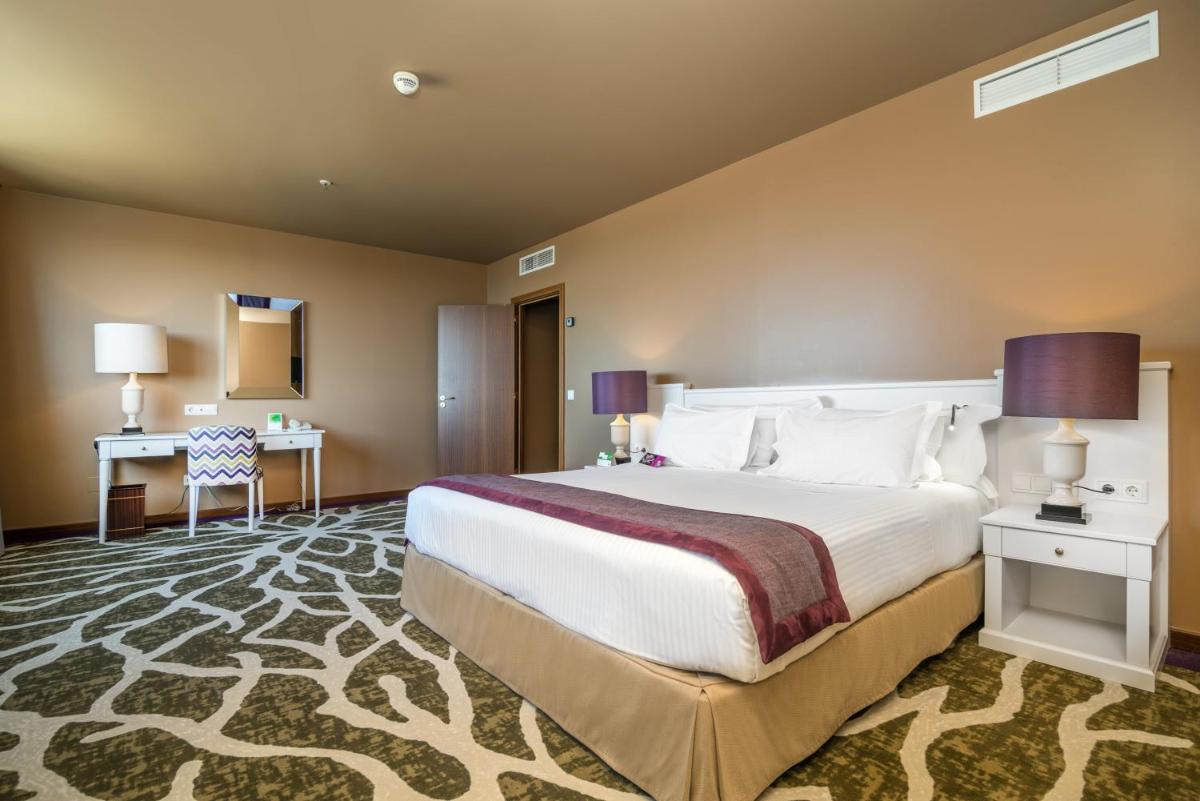 Uma cama ou camas num quarto em Holiday Inn Porto Gaia by IHG