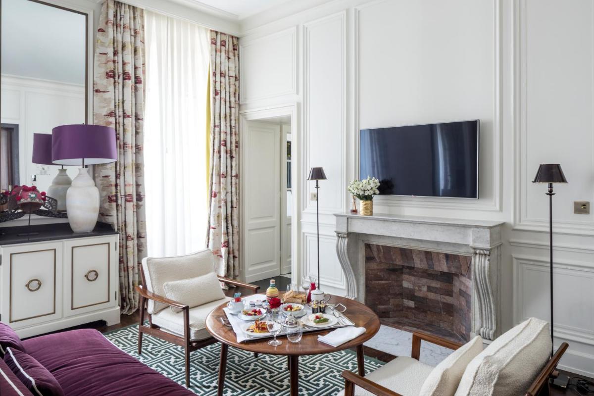 Télévision ou salle de divertissement dans l'établissement J.K. Place Paris