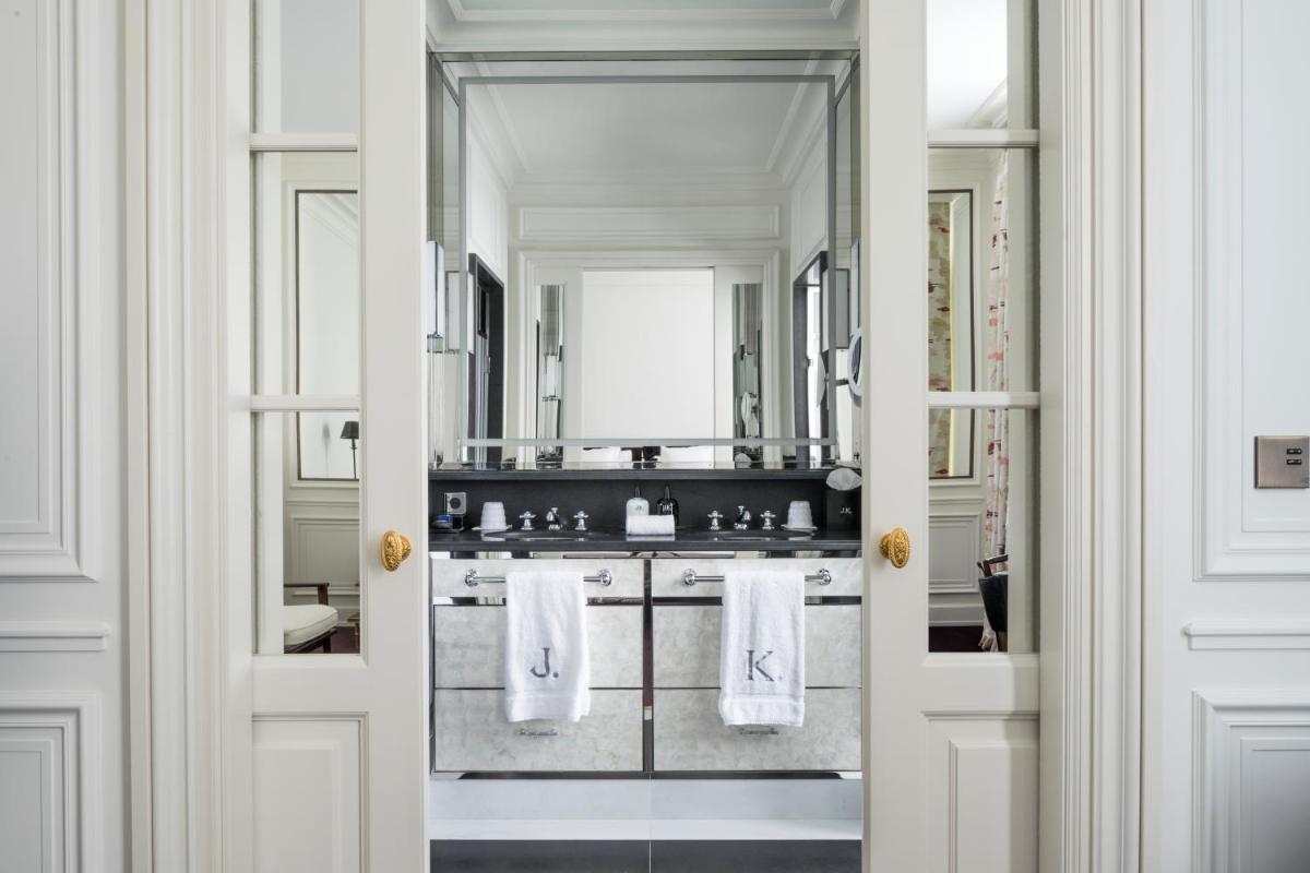 Salle de bains dans l'établissement J.K. Place Paris