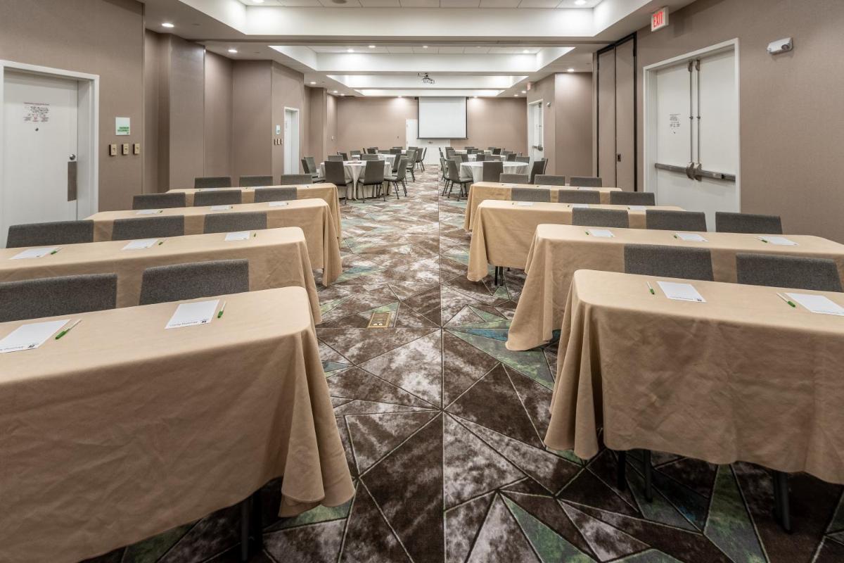 Holiday Inn Hotel & Suites Memphis-Wolfchase Galleria, an IHG Hotel - Housity