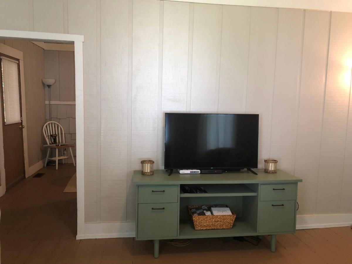 Downtown 2 Bedroom Cottage, Sleeps 6, Walking Distance to Honeywell, Downtown Restaurants, Shopping - Housity