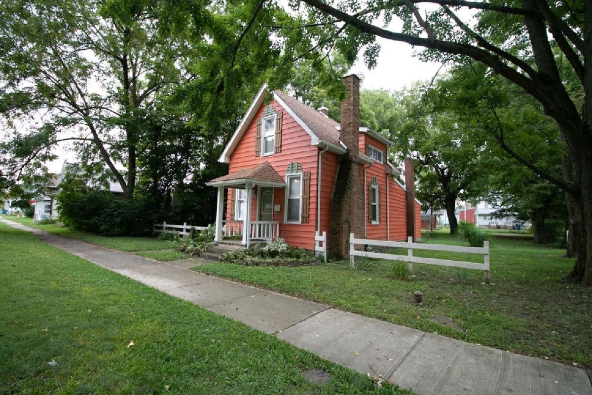 Downtown 2 Bedroom Cottage, Sleeps 6, Walking Distance to Honeywell, Downtown Restaurants, Shopping - Housity