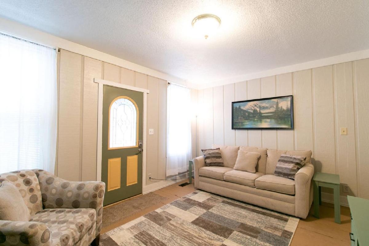 Downtown 2 Bedroom Cottage, Sleeps 6, Walking Distance to Honeywell, Downtown Restaurants, Shopping - Housity