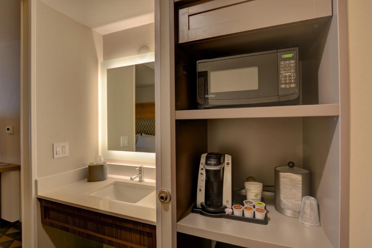 Holiday Inn - Salem, an IHG Hotel - Housity