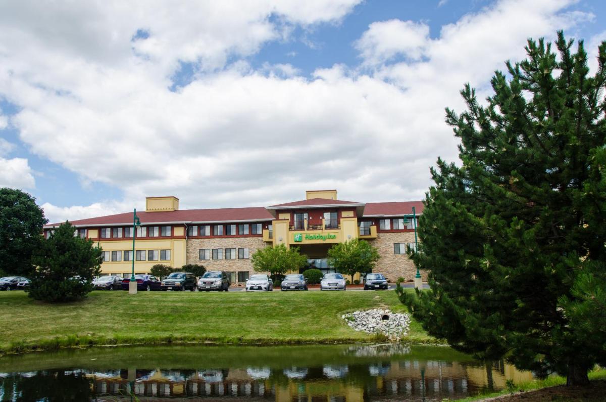 Holiday Inn Hotel Pewaukee-Milwaukee West by IHG - Housity