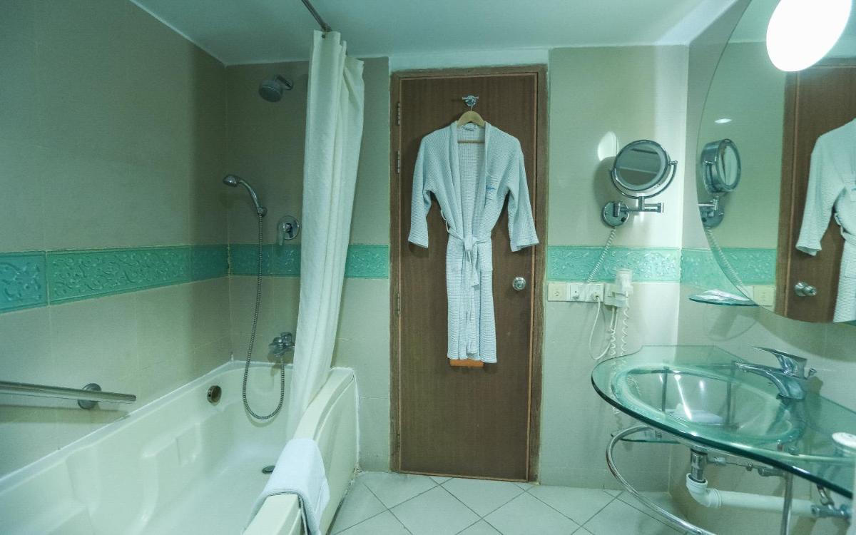 Lakeshore Hotel & Apartments - Housity