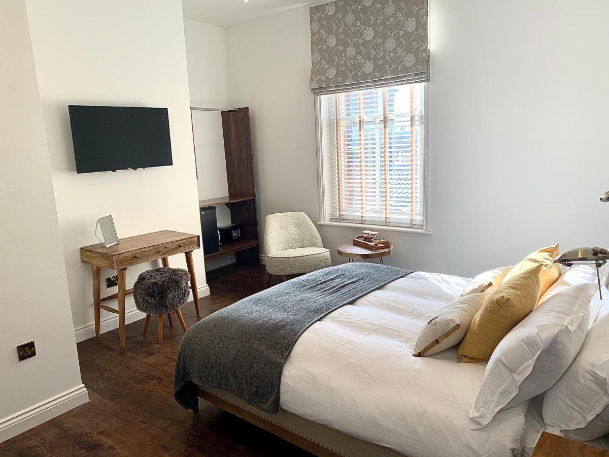 Upstairs at 33 - Self check in boutique accommodation in Worcester Centre - Housity