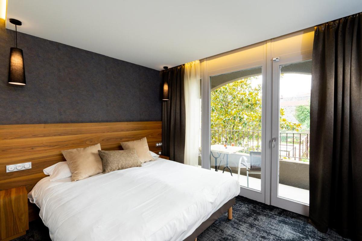 une chambre avec un lit blanc et une grande fenêtre dans l'établissement Fac & Spera -Hôtel & Spa, à Tain-lʼHermitage