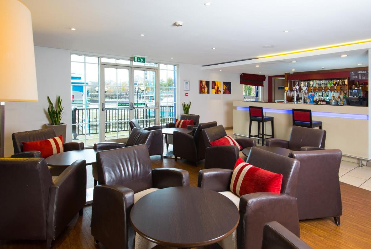 Holiday Inn Express Manchester - Salford Quays, an IHG Hotel - Housity