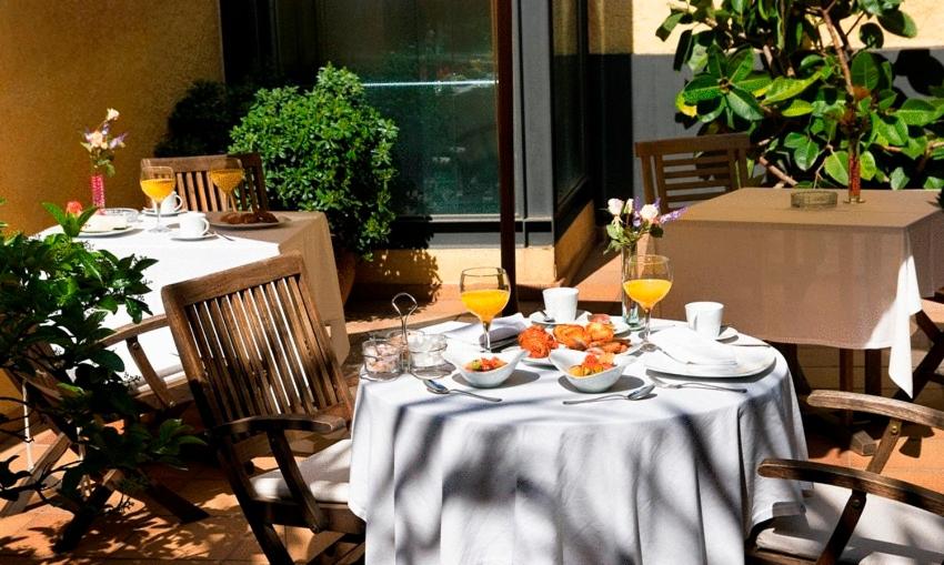 Comida en o cerca de este hotel