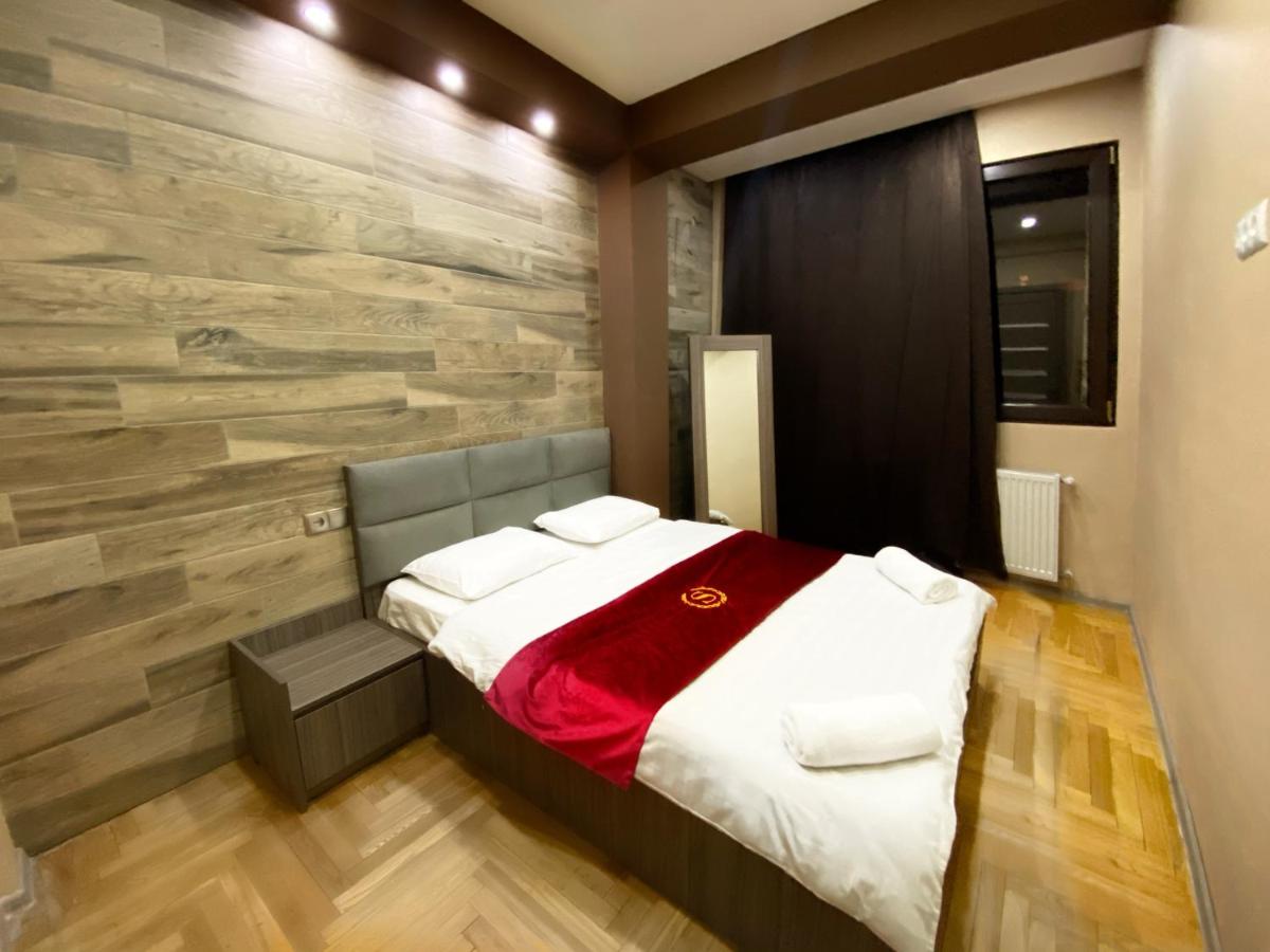 Luxury 4-Bedroom Apartment In The Center - Housity