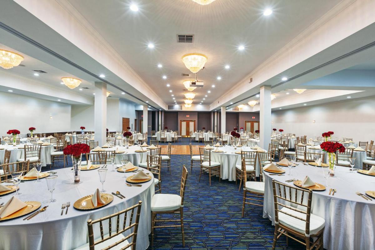 Holiday Inn Express Hotel and Suites Jenks by IHG - Housity