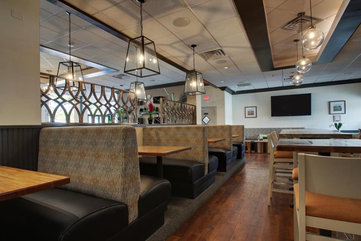 Holiday Inn Westbury-Long Island, an IHG Hotel - Housity