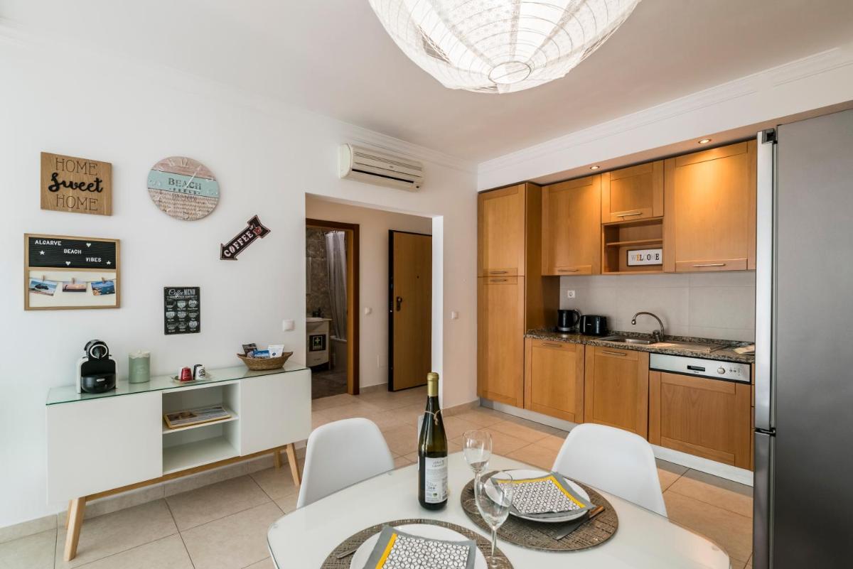 Algarve Beach Vibes Apartment, WiFi, Pool, AC, BBQ - Housity