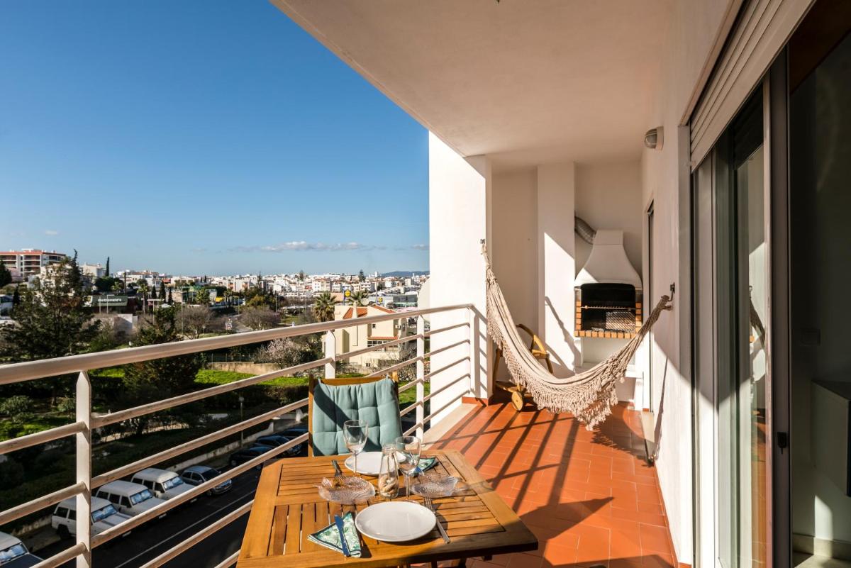 Algarve Beach Vibes Apartment, WiFi, Pool, AC, BBQ - Housity