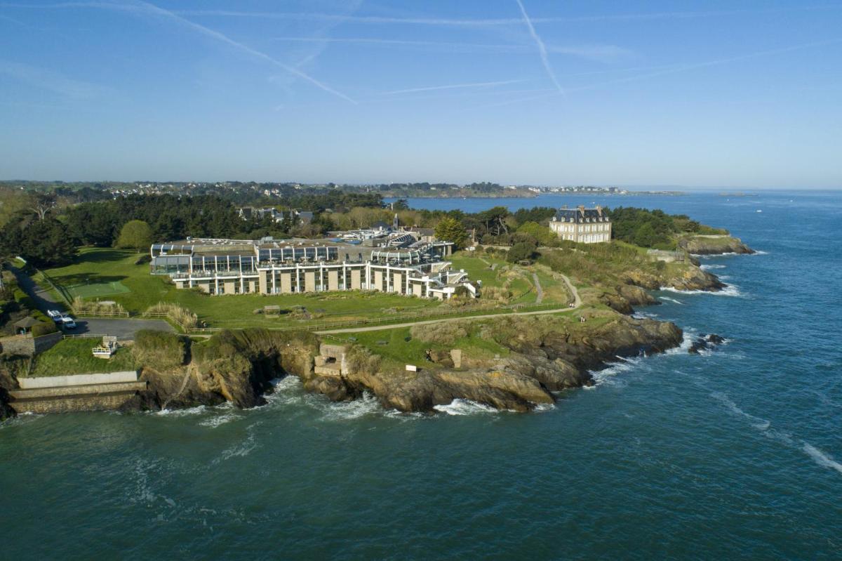 une île dans l'océan avec un grand bâtiment dans l'établissement Emeria Dinard Thalasso Spa, à Dinard
