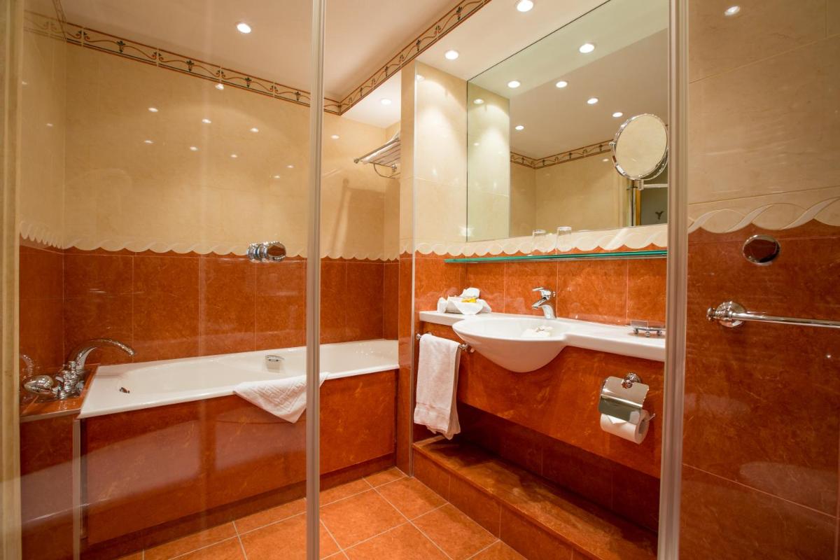 Salle de bains dans l'établissement Hôtel Alpen Ruitor