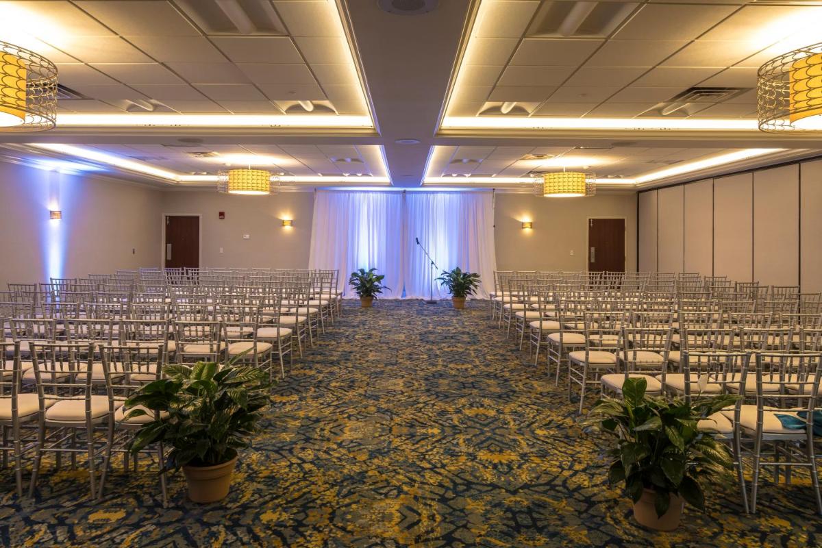 Crowne Plaza Hotel and Suites Pittsburgh South, an IHG Hotel - Housity