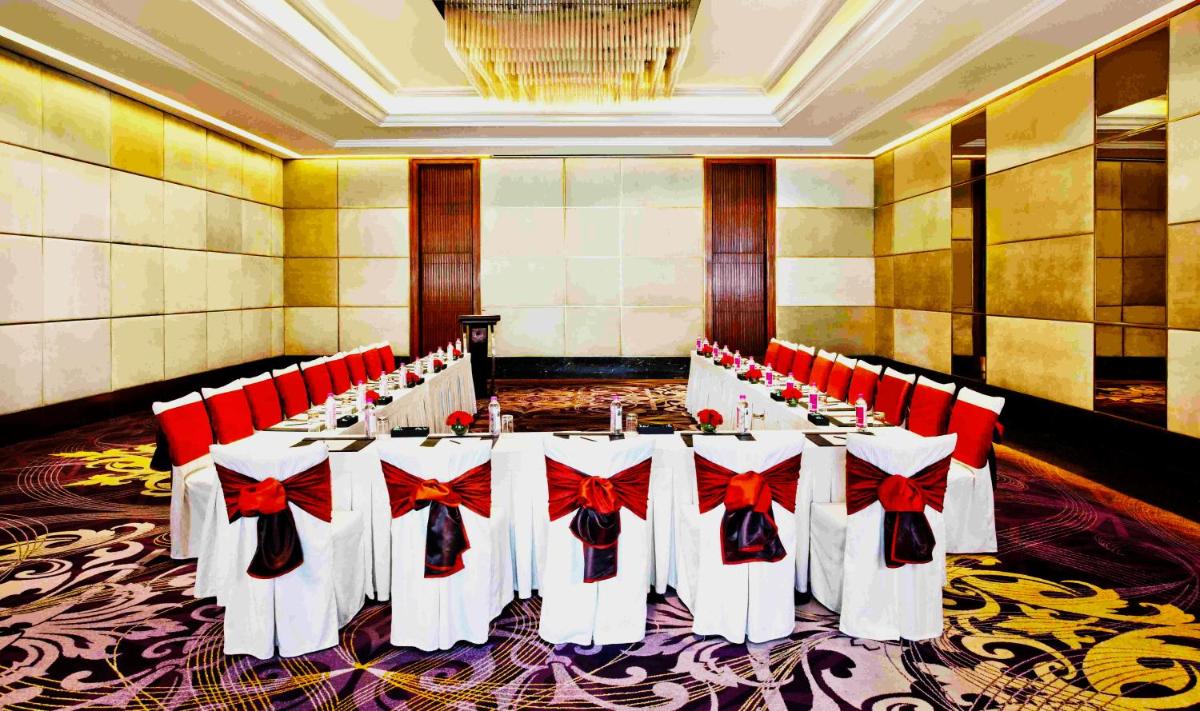 a banquet hall with tables and chairs in a room at Holiday Inn New Delhi Mayur Vihar Noida by IHG in New Delhi a banquet hall with tables and chairs in a room at Holiday Inn New Delhi Mayur Vihar Noida by IHG in New Delhi
