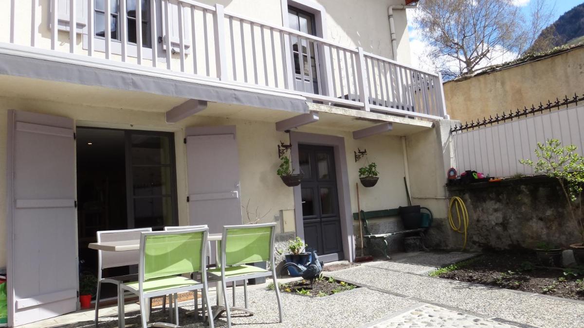 Great house in center of Luz St Sauveur - Housity