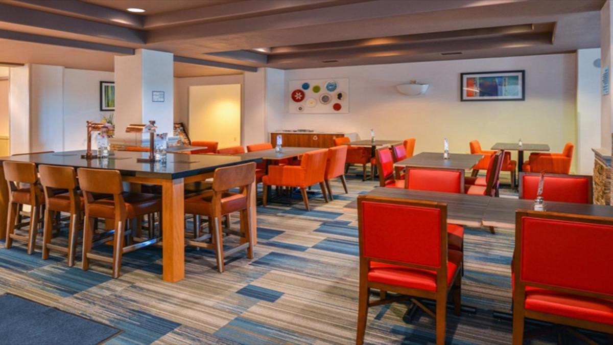 Holiday Inn Express Woodland by IHG - Housity