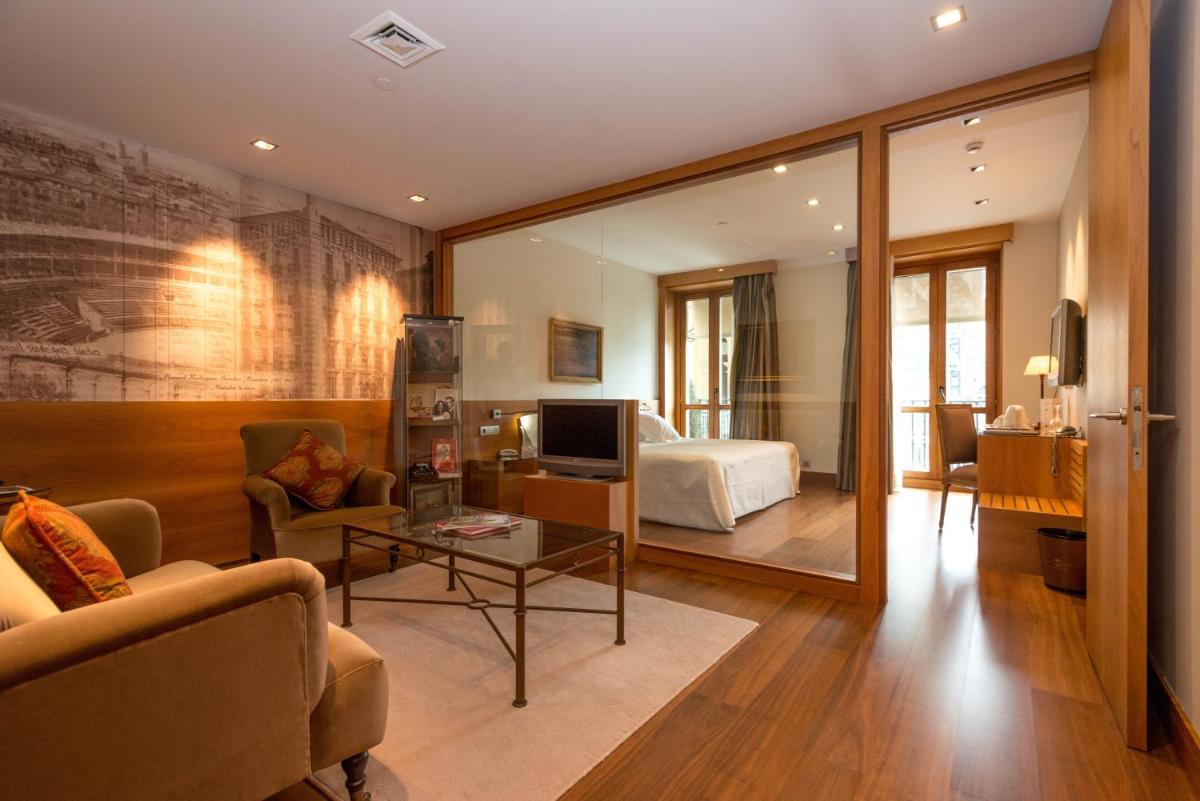 Una televisión o centro de entretenimiento en Gran Hotel La Perla