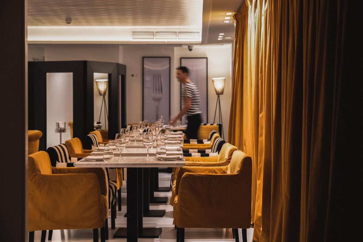 Un restaurante o sitio para comer en Puro Hotel Oasis Urbano