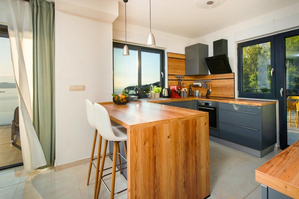 Villa Leona a luxury villa near Makarska, heated pool - Housity