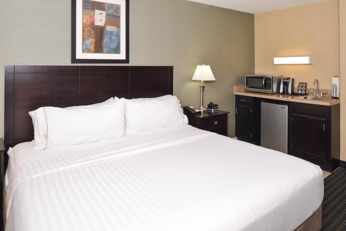 Country Inn & Suites by Radisson Benton Harbor-St Joseph MI - Housity