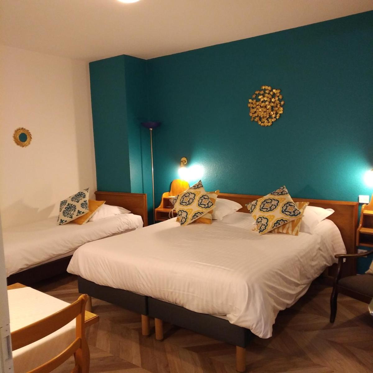 Un ou plusieurs lits dans un hébergement de l'établissement Logis Hôtel Notre-Dame - restaurant ouvert midi et soir sauf dimanche soir