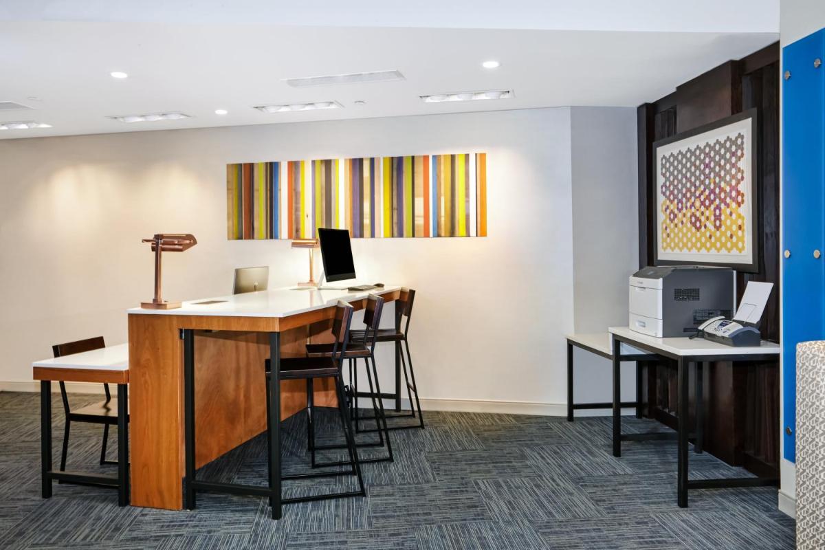 Holiday Inn Express & Suites Chicago North Shore - Niles, an IHG Hotel - Housity