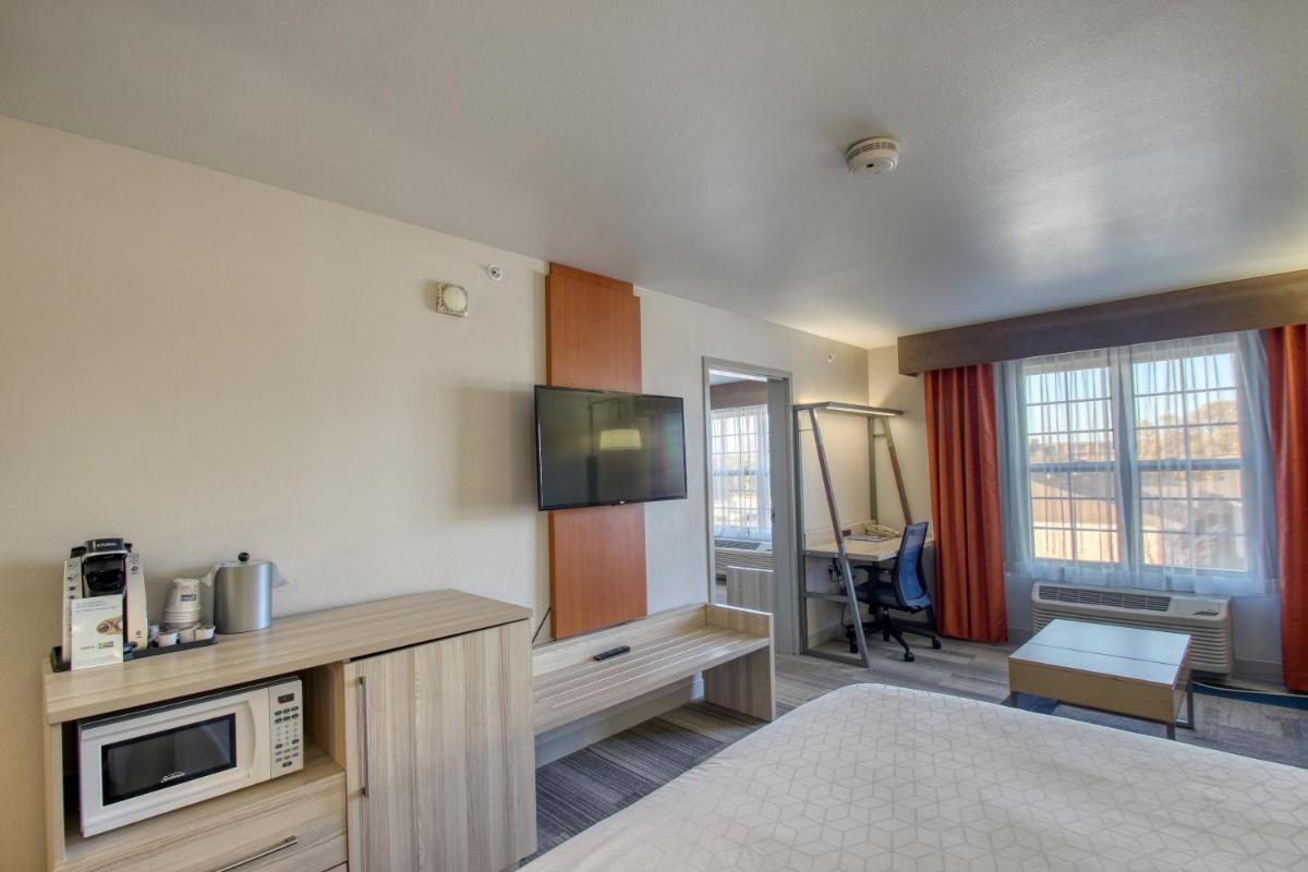 Holiday Inn Express Hotel & Suites Milwaukee Airport by IHG - Housity