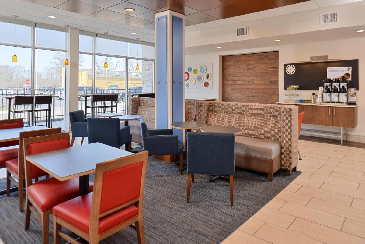 Holiday Inn Express & Suites Farmington Hills - Detroit by IHG - Housity