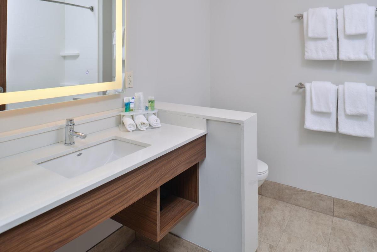 Holiday Inn Express & Suites Farmington Hills - Detroit by IHG - Housity