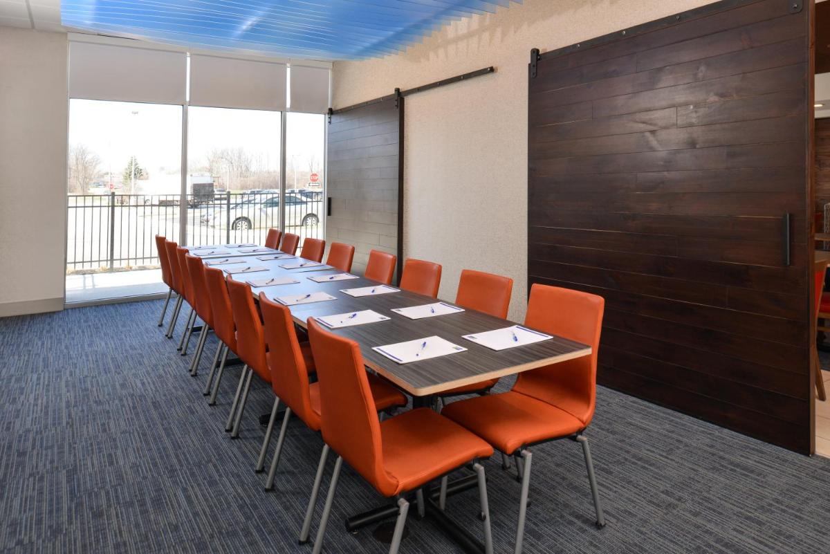 Holiday Inn Express & Suites Farmington Hills - Detroit by IHG - Housity