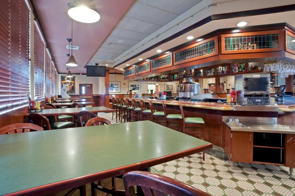 Holiday Inn Hotel & Suites Overland Park-West, an IHG Hotel - Housity