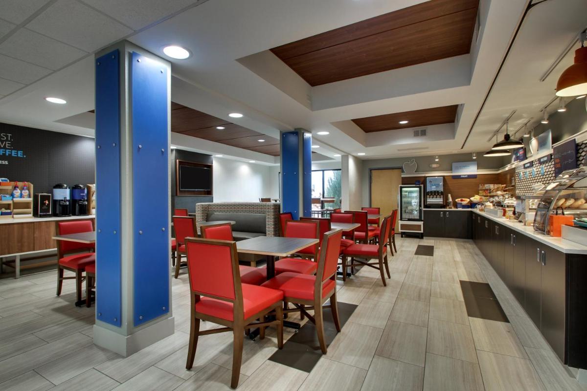 Holiday Inn Express Hotel & Suites Cedar Rapids I-380 at 33rd Avenue by IHG - Housity