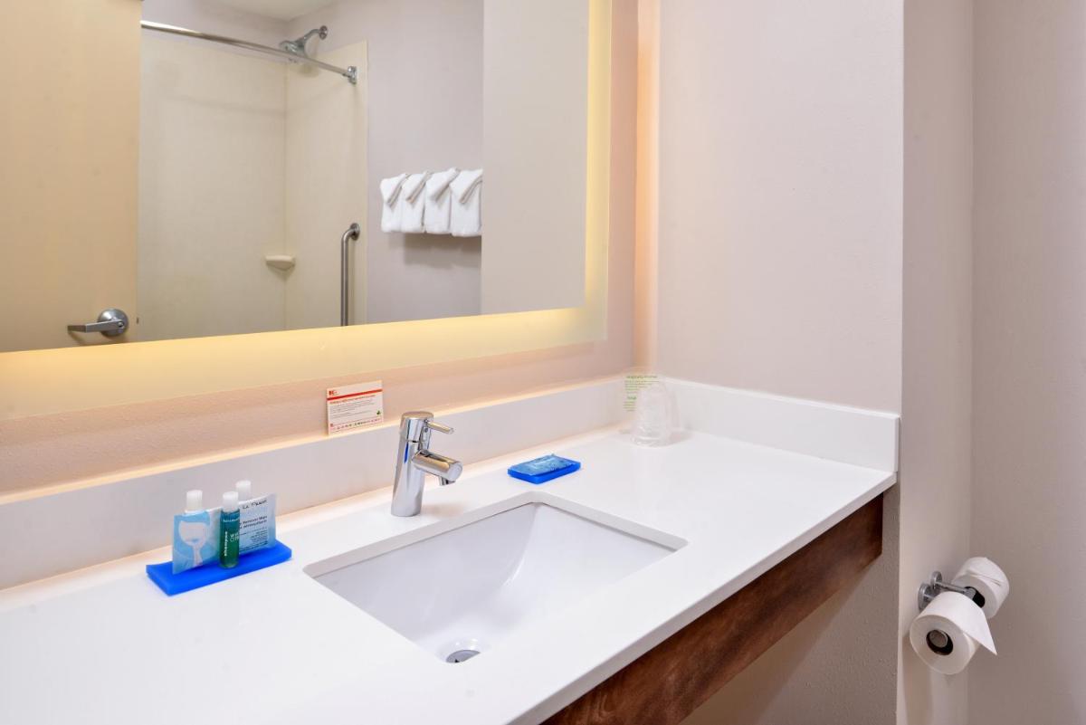 Holiday Inn Express Hotel & Suites Cincinnati - Mason, an IHG Hotel - Housity