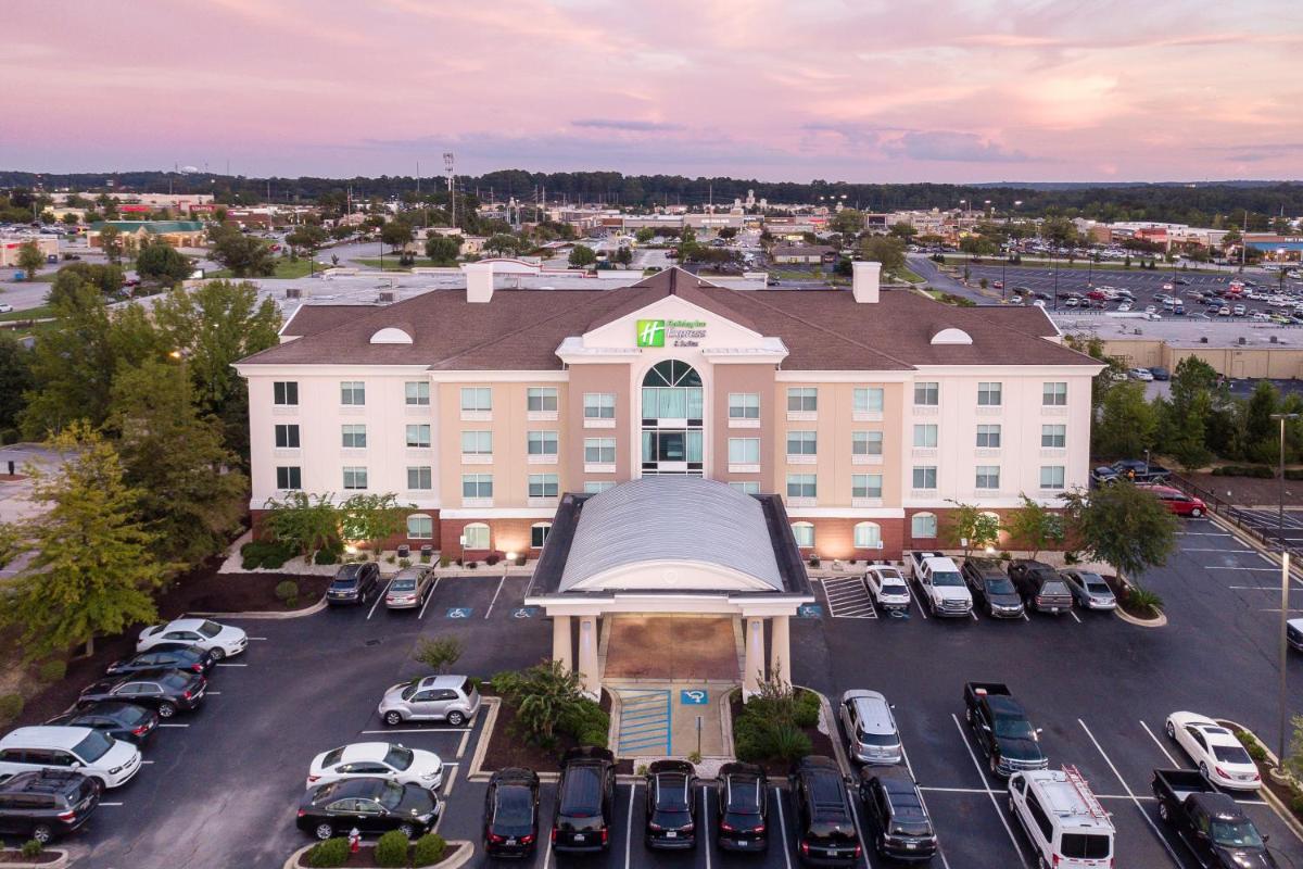 Holiday Inn Express & Suites Columbia-I-26 @ Harbison Blvd by IHG - Housity